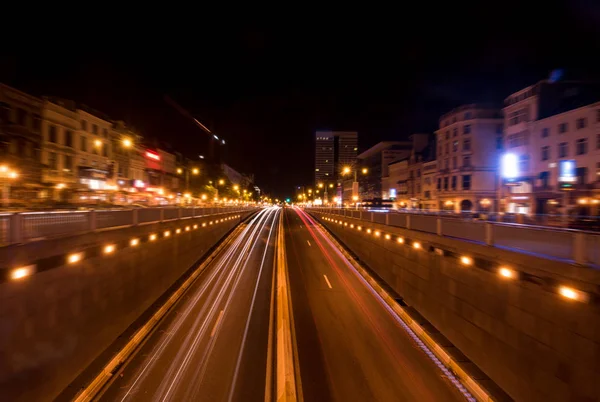 Brussel nacht schot van verkeer — Stockfoto