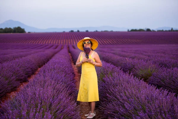 Asiatico donna in giallo abito e cappello a lavanda campo — Foto Stock