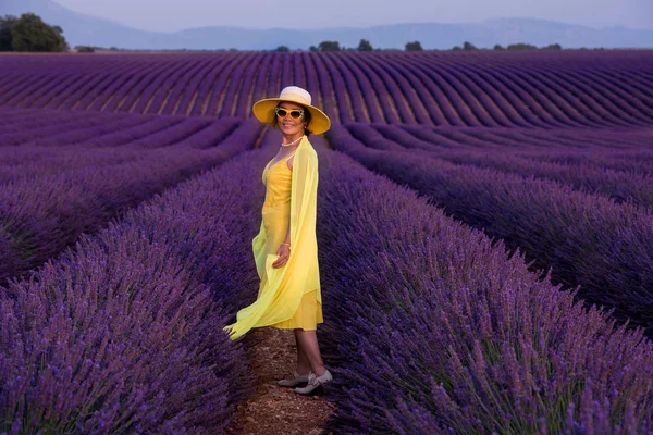 Femme asiatique en robe jaune et chapeau au champ de lavande — Photo