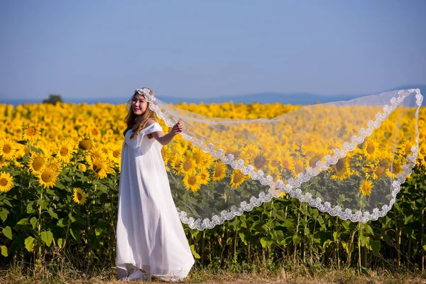 Asijská žena na slunečnicovém poli — Stock fotografie