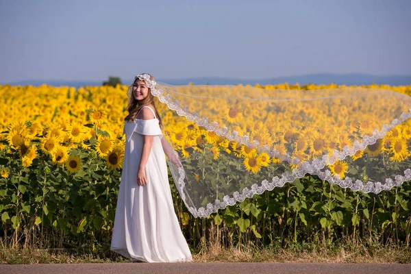 Asijská žena na slunečnicovém poli — Stock fotografie