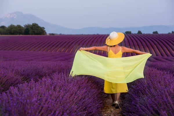 Asiatka ve žlutých šatech a klobouku na levandulovém poli — Stock fotografie