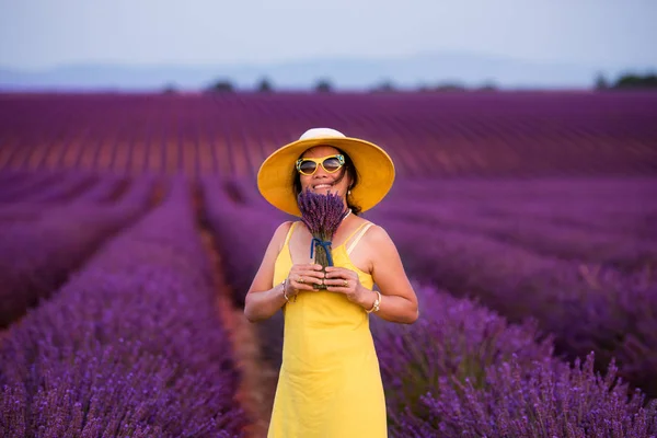 Ásia mulher no amarelo vestido e chapéu no lavanda campo — Fotografia de Stock