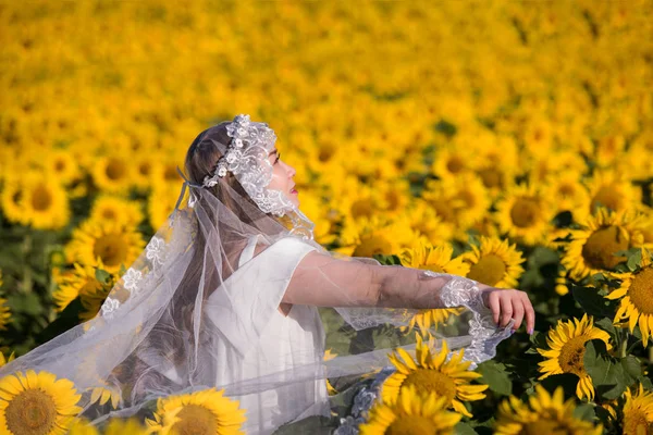 Asijská žena na slunečnicovém poli — Stock fotografie