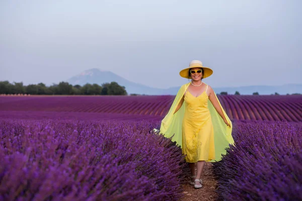 Femme asiatique en robe jaune et chapeau au champ de lavande — Photo