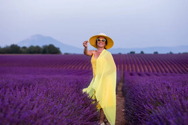 Ázsiai nő sárga ruha és kalap a levendula mező — Stock Fotó