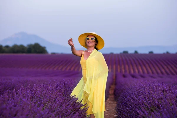 Femme asiatique en robe jaune et chapeau au champ de lavande — Photo
