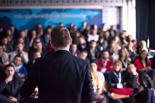 Odnoszący sukcesy biznesmen prezentujący się w sali konferencyjnej — Zdjęcie stockowe