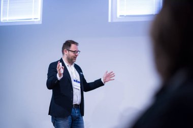 Başarılı iş adamı konferans odasında sunum yapıyor.