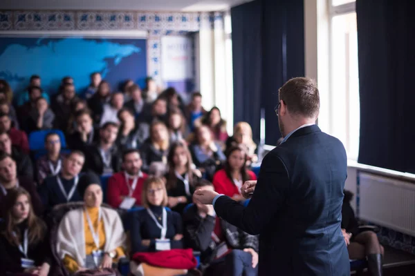 Uomo d'affari di successo che dà presentazioni in sala conferenze — Foto Stock