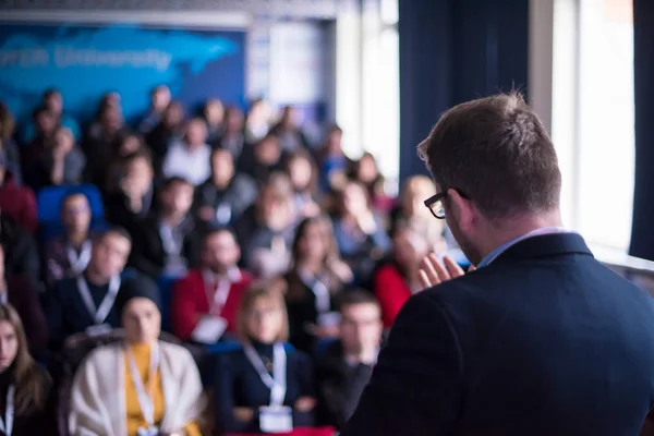 Odnoszący sukcesy biznesmen prezentujący się w sali konferencyjnej — Zdjęcie stockowe