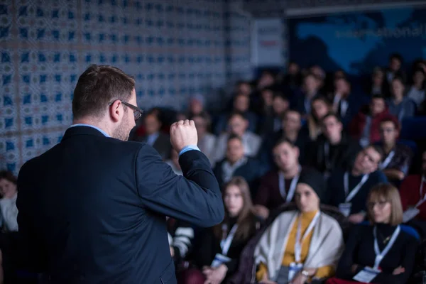 Sikeres üzletember előadásokat tart a konferenciateremben — Stock Fotó