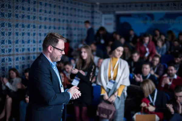 Empresário de sucesso dando apresentações na sala de conferências — Fotografia de Stock