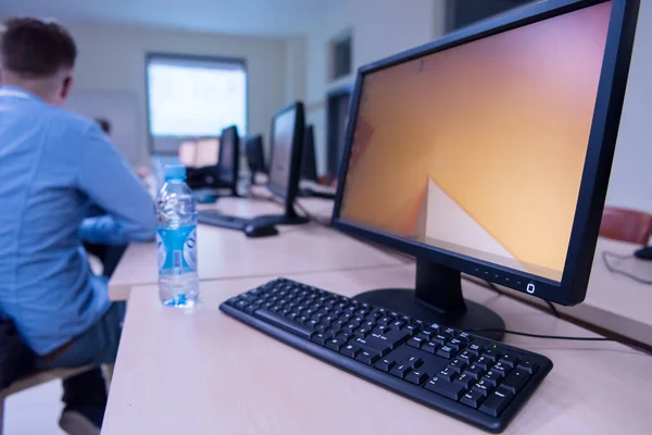 Empresário trabalhando usando um computador no escritório de inicialização — Fotografia de Stock