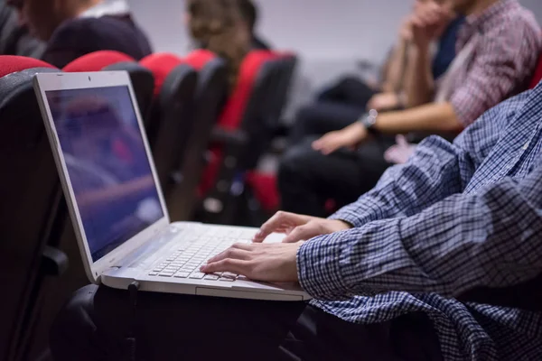 Uomini d'affari mani utilizzando il computer portatile — Foto Stock