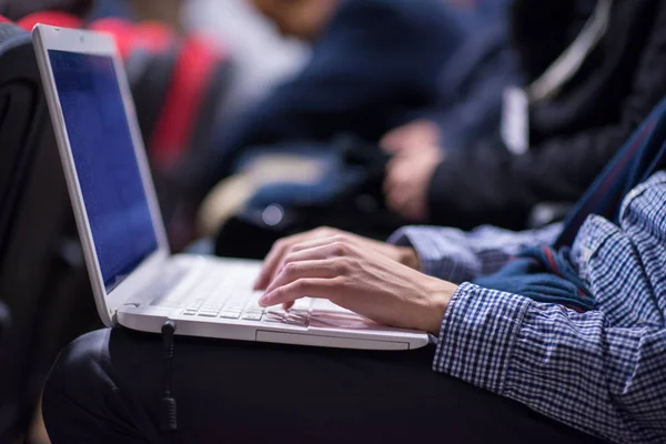 Zakelijke mensenhanden met behulp van laptop computer — Stockfoto