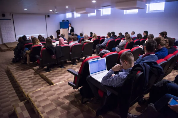 Sikeres üzletember előadásokat tart a konferenciateremben — Stock Fotó