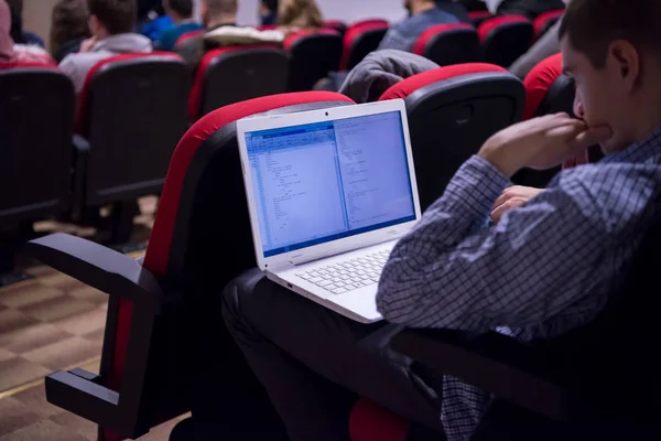 Zakenman met laptop computer tijdens seminar — Stockfoto