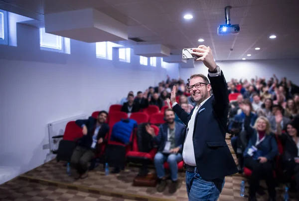 Empresário tirar selfie na sala de conferências — Fotografia de Stock