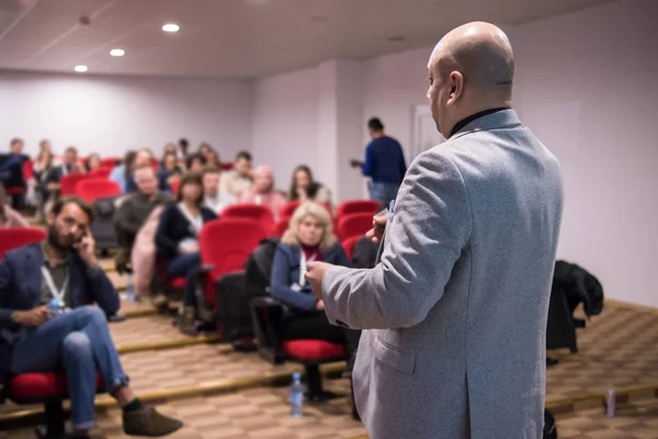 Empresário de sucesso dando apresentações na sala de conferências — Fotografia de Stock