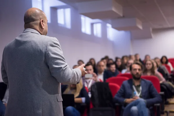 Uomo d'affari di successo che dà presentazioni in sala conferenze — Foto Stock