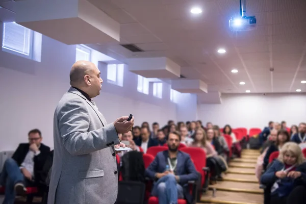 Odnoszący sukcesy biznesmen prezentujący się w sali konferencyjnej — Zdjęcie stockowe