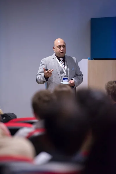 Exitoso hombre de negocios dando presentaciones en la sala de conferencias — Foto de Stock