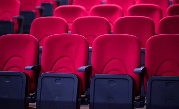 Corredor com fileiras de assentos vermelhos — Fotografia de Stock