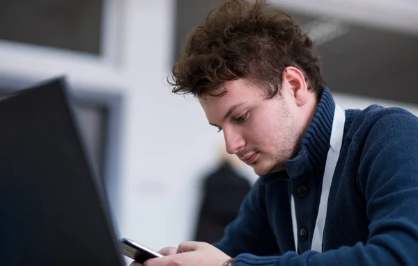 Ung casual affärsman med hjälp av smartphone — Stockfoto