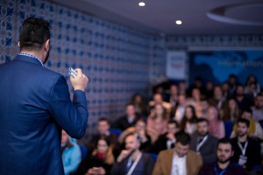 Başarılı iş adamı konferans odasında sunum yapıyor.