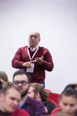 Başarılı iş adamı konferans odasında sunum yapıyor.