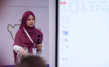Müslüman iş kadını sunumlar yapıyor