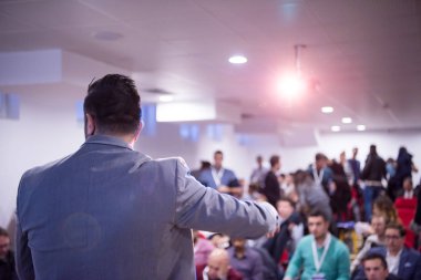 Başarılı iş adamı konferans odasında sunum yapıyor.
