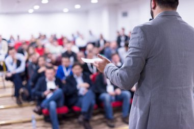 Başarılı iş adamı konferans odasında sunum yapıyor.