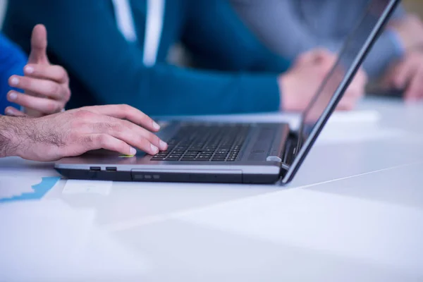 Ludzie biznesu ręce za pomocą laptopa komputera — Zdjęcie stockowe