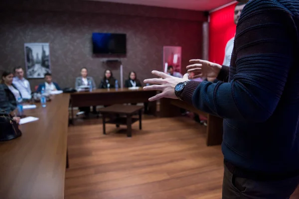 Uomo d'affari di successo che dà presentazioni in sala conferenze — Foto Stock