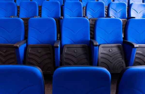 Hala s řadami modrých sedadel — Stock fotografie