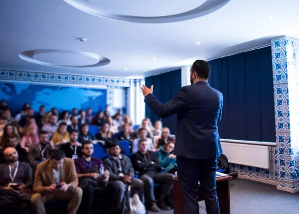 Sikeres üzletember előadásokat tart a konferenciateremben — Stock Fotó