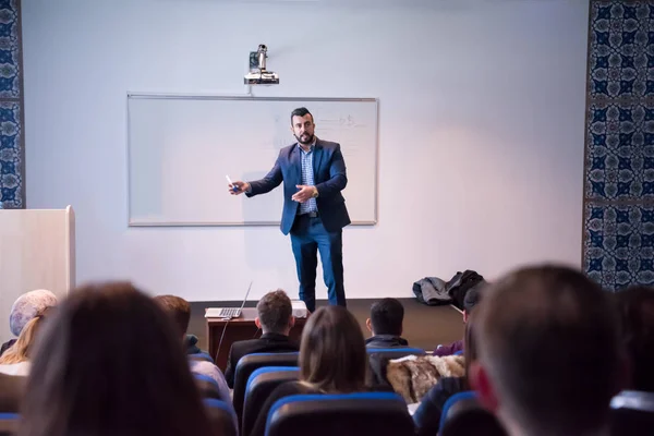 Успешный бизнесмен выступает с презентациями в конференц-зале — стоковое фото