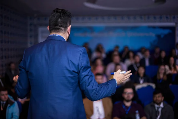 Sikeres üzletember előadásokat tart a konferenciateremben — Stock Fotó