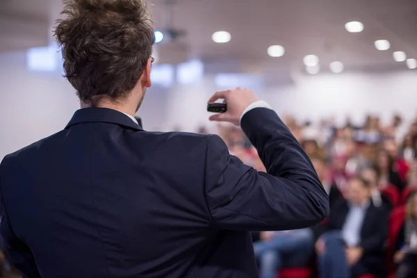Sikeres üzletember előadásokat tart a konferenciateremben — Stock Fotó