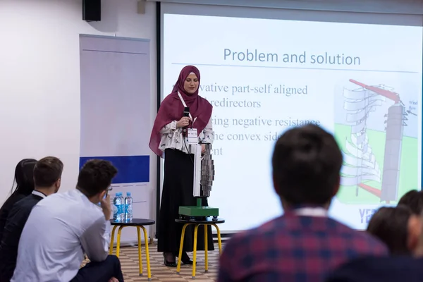 Mulher de negócios muçulmana dando apresentações — Fotografia de Stock