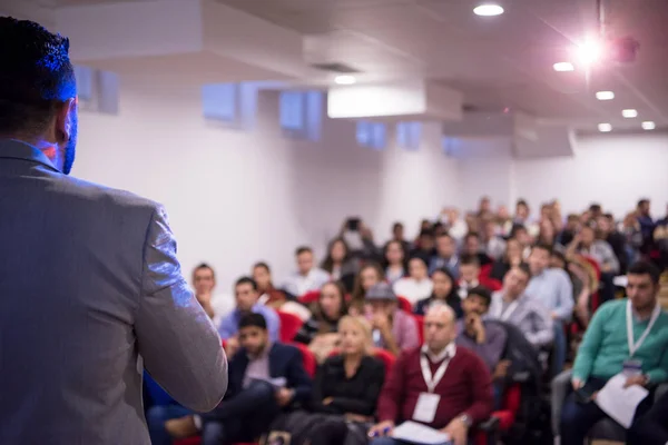 Uomo d'affari di successo che dà presentazioni in sala conferenze — Foto Stock