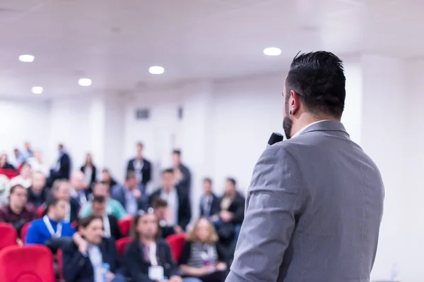 Framgångsrik affärsman ger presentationer på konferensrummet — Stockfoto