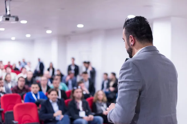 Empresário de sucesso dando apresentações na sala de conferências — Fotografia de Stock