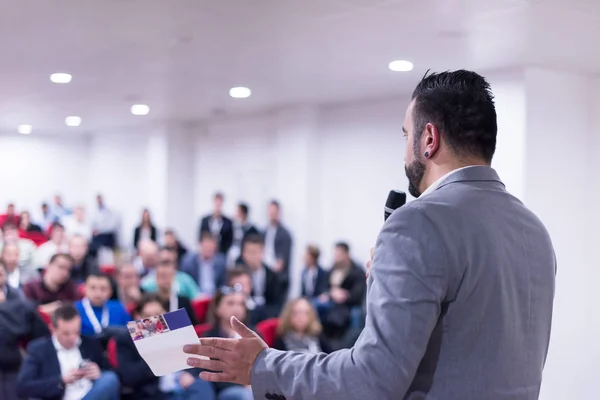 Uomo d'affari di successo che dà presentazioni in sala conferenze — Foto Stock