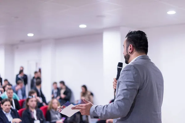 Empresário de sucesso dando apresentações na sala de conferências — Fotografia de Stock