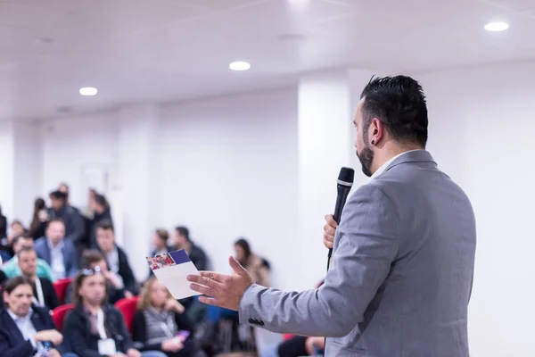 Exitoso hombre de negocios dando presentaciones en la sala de conferencias — Foto de Stock