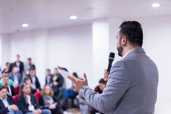 Exitoso hombre de negocios dando presentaciones en la sala de conferencias — Foto de Stock