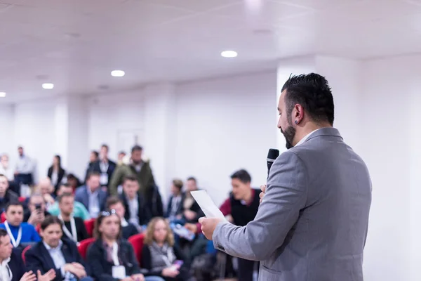 Empresário de sucesso dando apresentações na sala de conferências — Fotografia de Stock